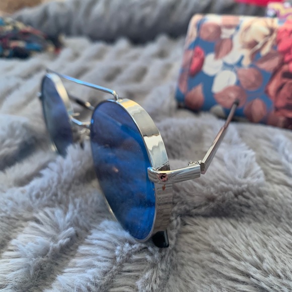 Blue Mirrored Sunglasses - Picture 2 of 3